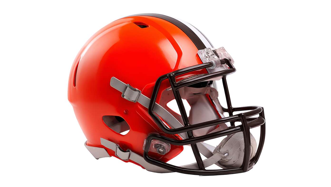 Embarrassed Cleveland Browns Suddenly Realize They Forgot To Put A Logo On Their Helmets This Whole Time - Article image