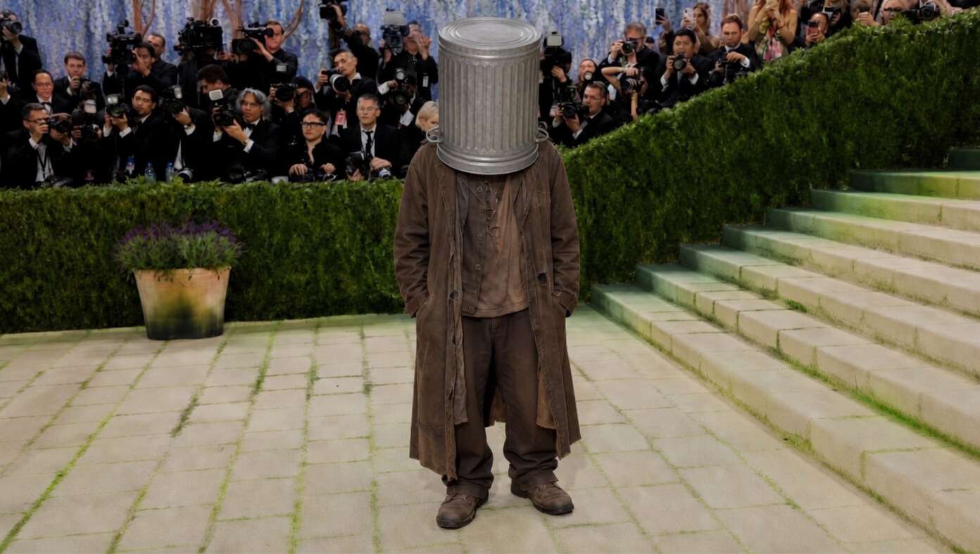 Hobo With Garbage Can Stuck On His Head Mistaken For Met Gala Attendee - Featured article image